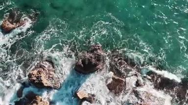 巨大的海浪。 海浪冲击海岸。 空中俯视海浪拍打岩石悬崖海滩。 暴风海